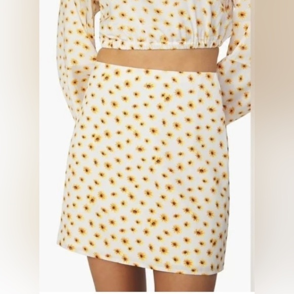 NWT We Wore What Daisies Floral Mini - Picture 1 of 8
